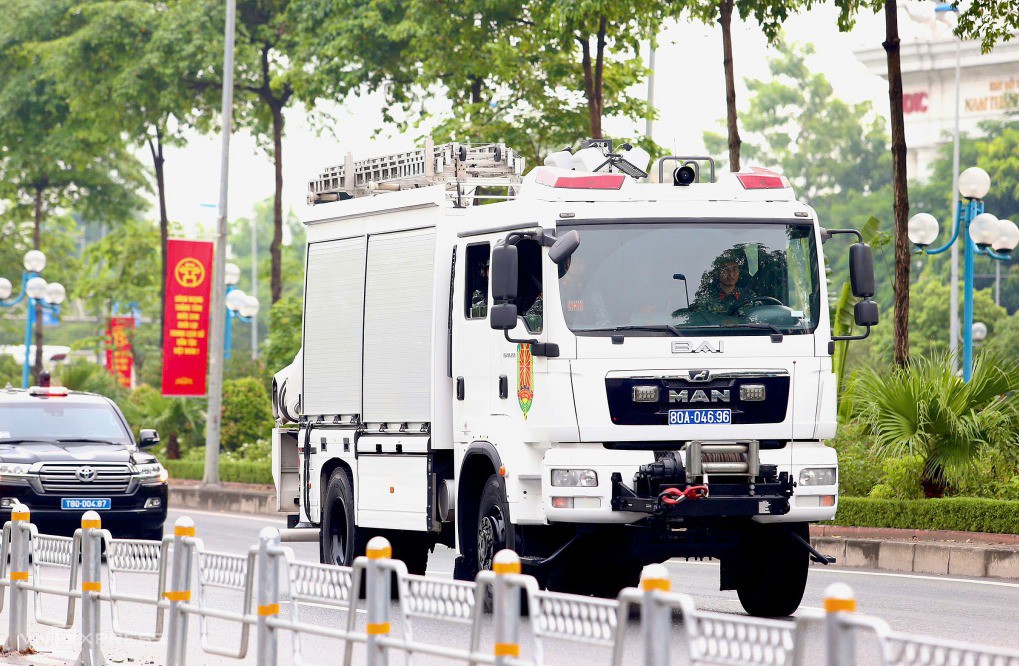 Xe tác chiến cứu hộ đa năng dùng nâng kéo các xe vượt chướng ngại vật, ngoài phục vụ chiến đấu có thể dùng cứu nạn. Ảnh: Hiếu Lương