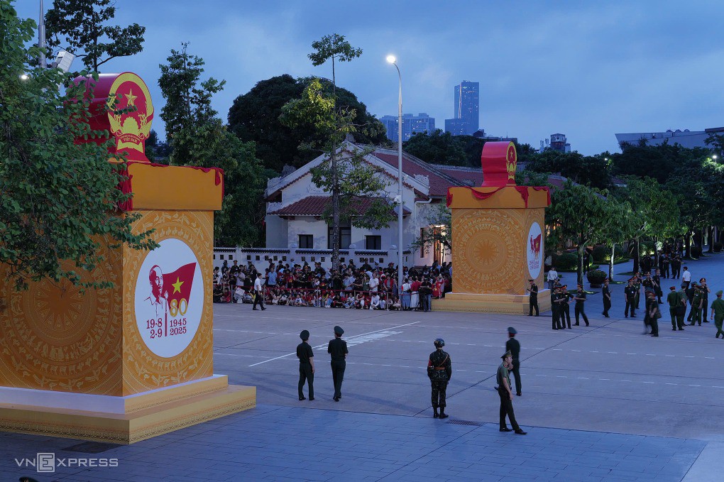 Bộ đội, xe pháo đổ về Ba Đình chuẩn bị hợp luyện - 11