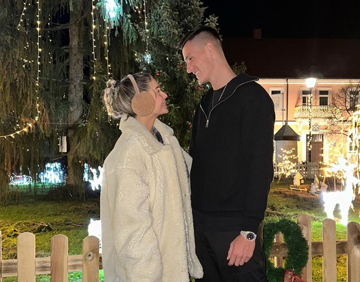 Sao MU Sesko hạnh phúc bên mỹ nhân hơn tuổi, gây chú ý với chiếc xe "quê mùa" - 7