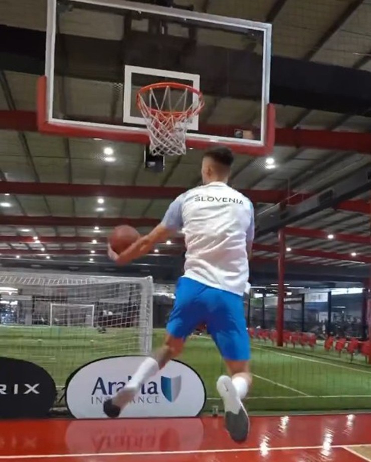 Sao MU Sesko hạnh phúc bên mỹ nhân hơn tuổi, gây chú ý với chiếc xe "quê mùa" - 3