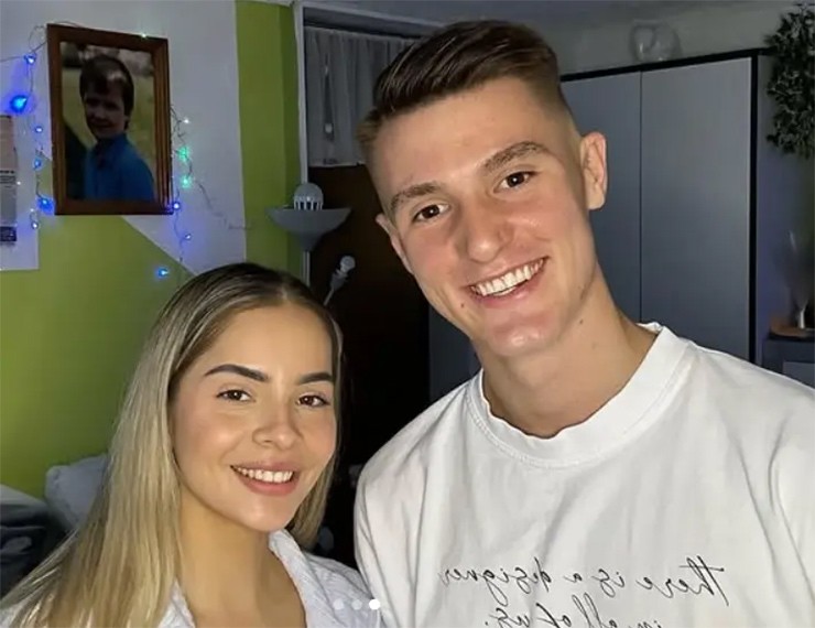 Sao MU Sesko hạnh phúc bên mỹ nhân hơn tuổi, gây chú ý với chiếc xe "quê mùa" - 6