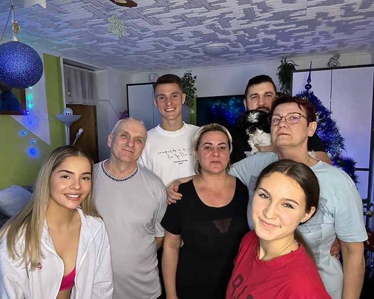 Sao MU Sesko hạnh phúc bên mỹ nhân hơn tuổi, gây chú ý với chiếc xe "quê mùa" - 5