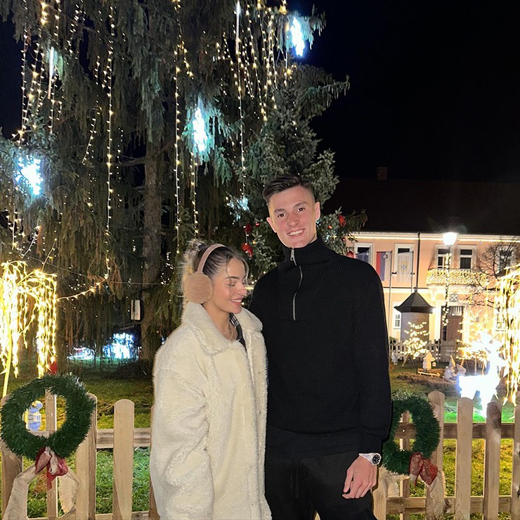 Benjamin Sesko sánh đôi cùng bạn gái Anita Vidovic