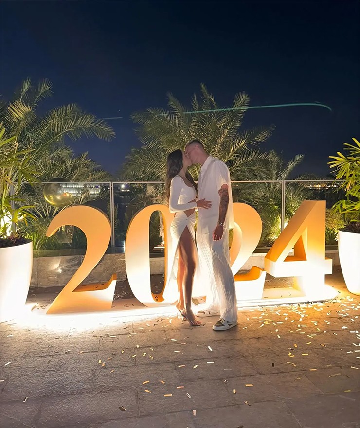 Sao MU Sesko hạnh phúc bên mỹ nhân hơn tuổi, gây chú ý với chiếc xe "quê mùa" - 8