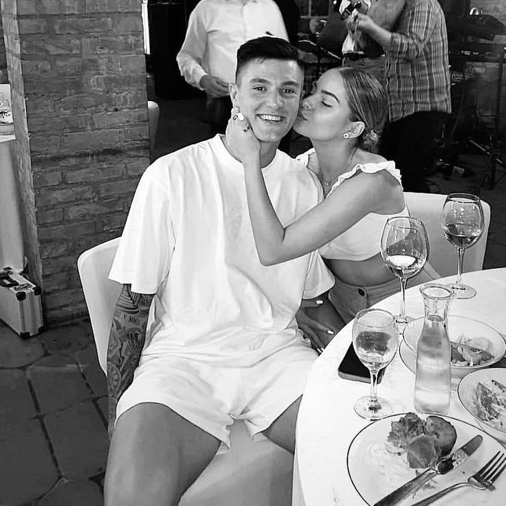 Sao MU Sesko hạnh phúc bên mỹ nhân hơn tuổi, gây chú ý với chiếc xe "quê mùa" - 9