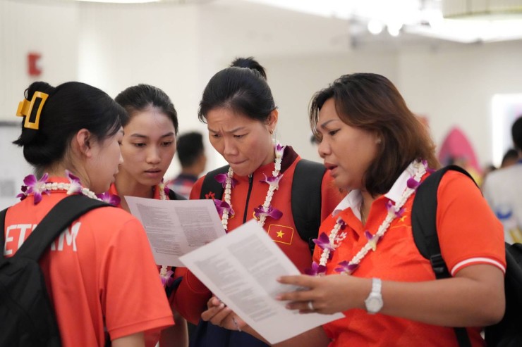 Ban huấn luyện và cầu thủ đọc những quy định tại khách sạn 