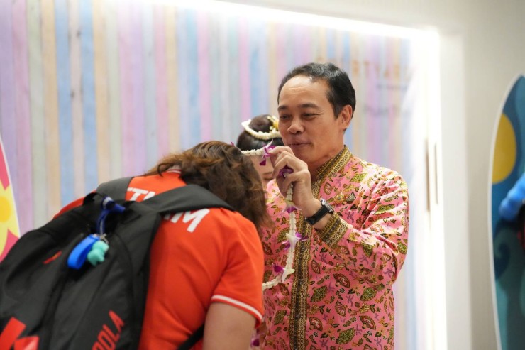 Tuyển Việt Nam được đón tiếp nồng hậu khi tới Thái Lan