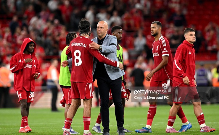 HLV Arne Slot khẳng định ông vẫn có những giải pháp tạm thời