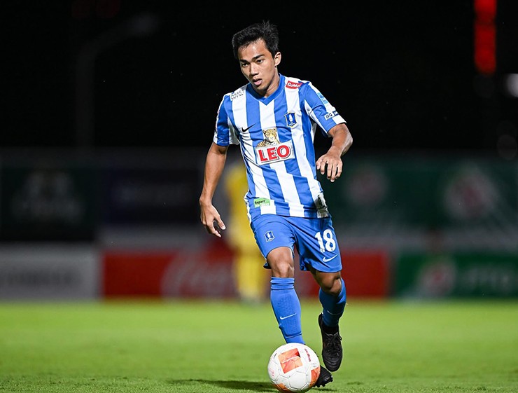 Chanathip thể hiện đẳng cấp trước Công an Hà Nội