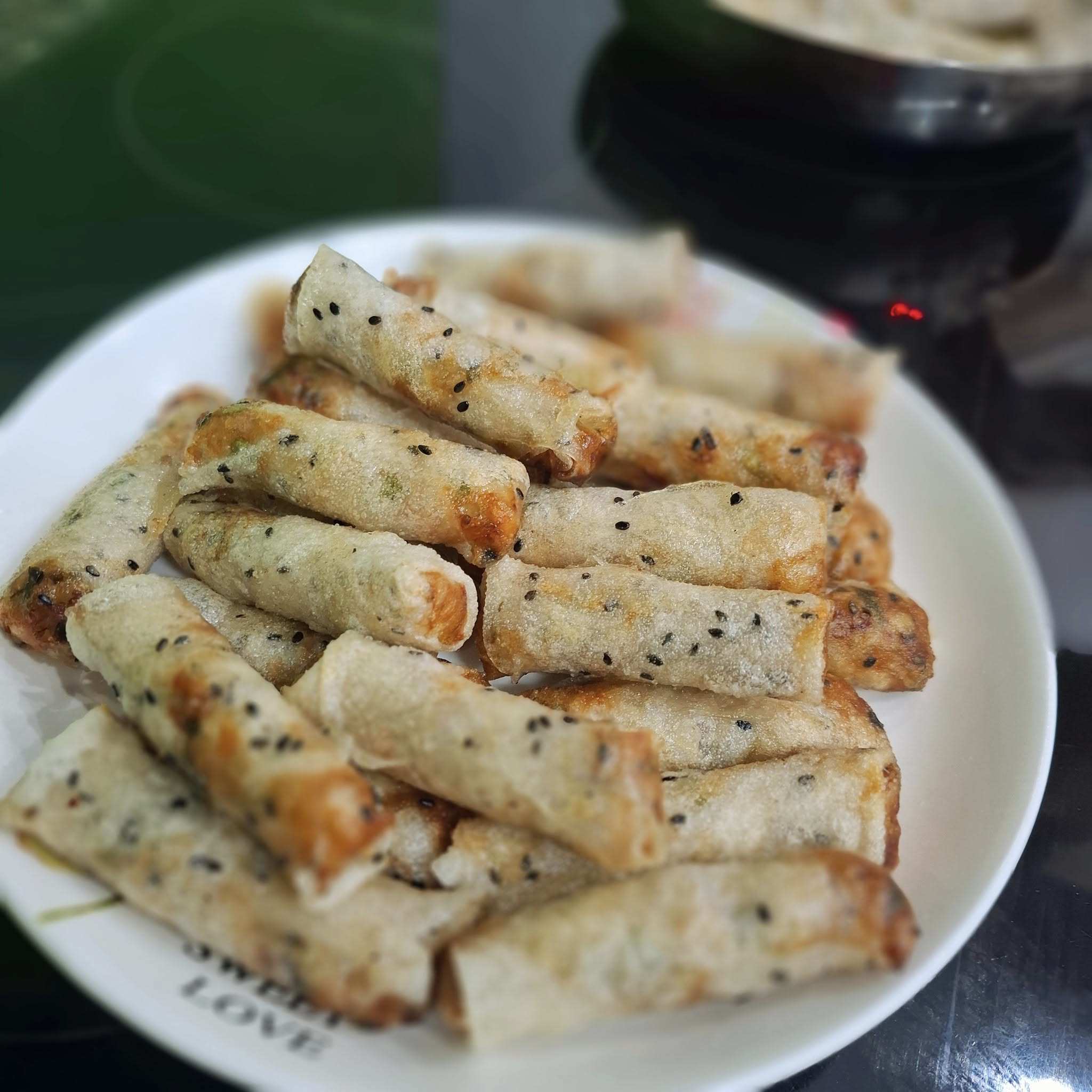Ram bắp bên ngoài vỏ giòn, nhân&nbsp;dẻo ngọt thơm. Ăn cùng rau xà lách, rau thơm chấm nước mắm chua ngọt siêu ngon.