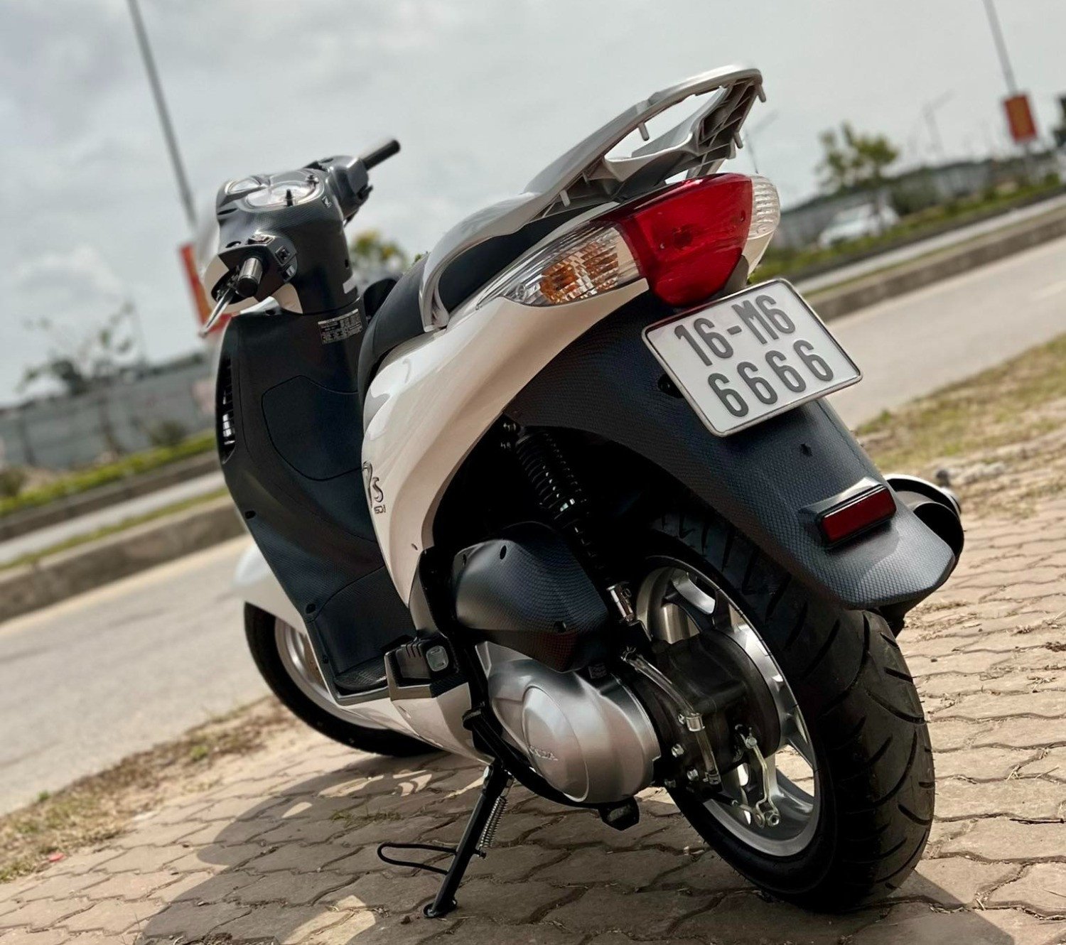 Theo anh Tuấn, chiếc xe này sản xuất từ năm 2006 và được anh mua lại của một “đại gia” vào năm 2022 và đã sang tên chính chủ của mình.