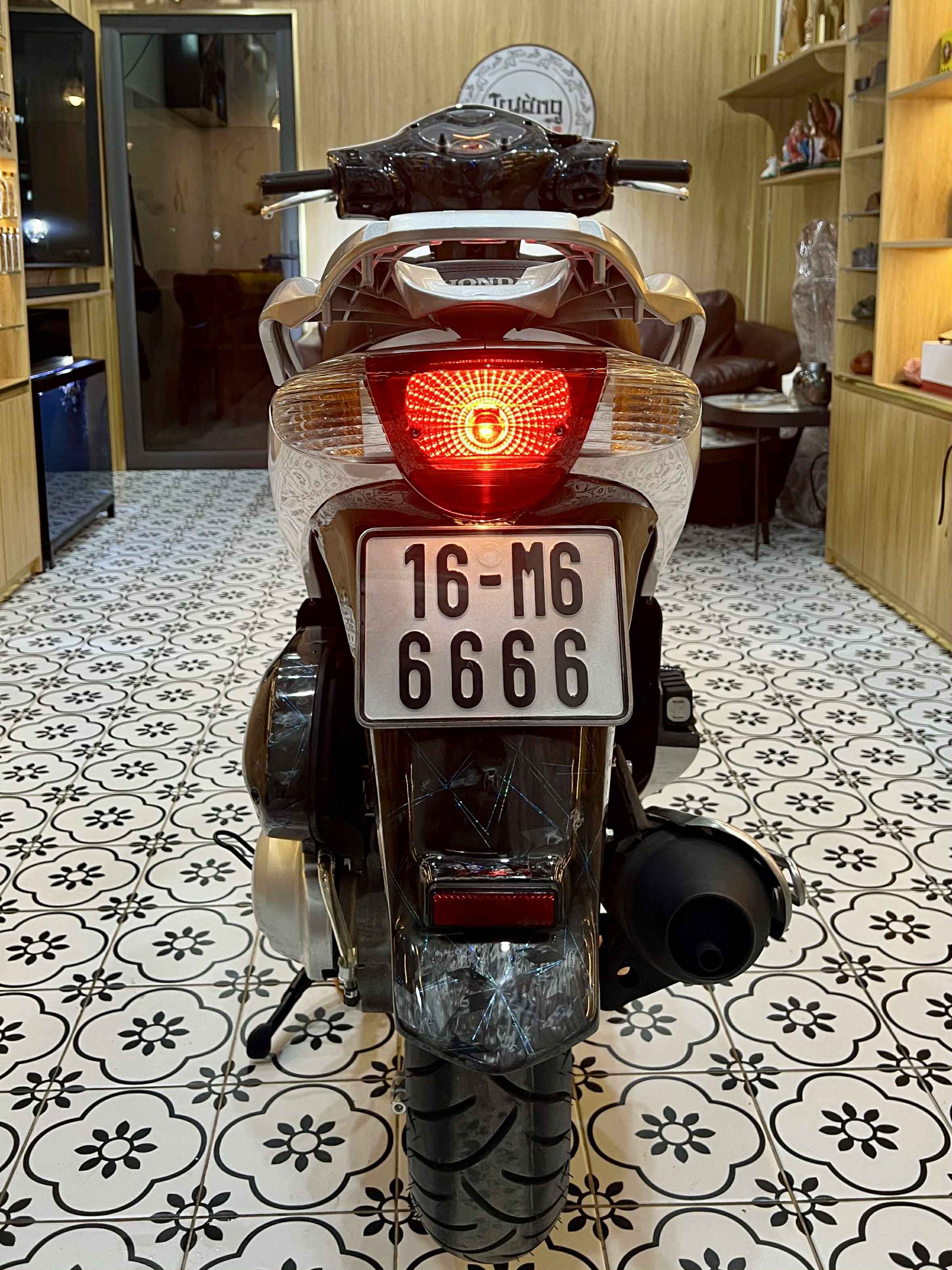 “Nếu không có biển số đẹp, chiếc xe cũ này có giá trị chỉ vài triệu đồng. Tuy nhiên, vì quá thích biển số, tôi đã bỏ ra số tiền 99 triệu đồng để mua.”, anh Tuấn cho biết.