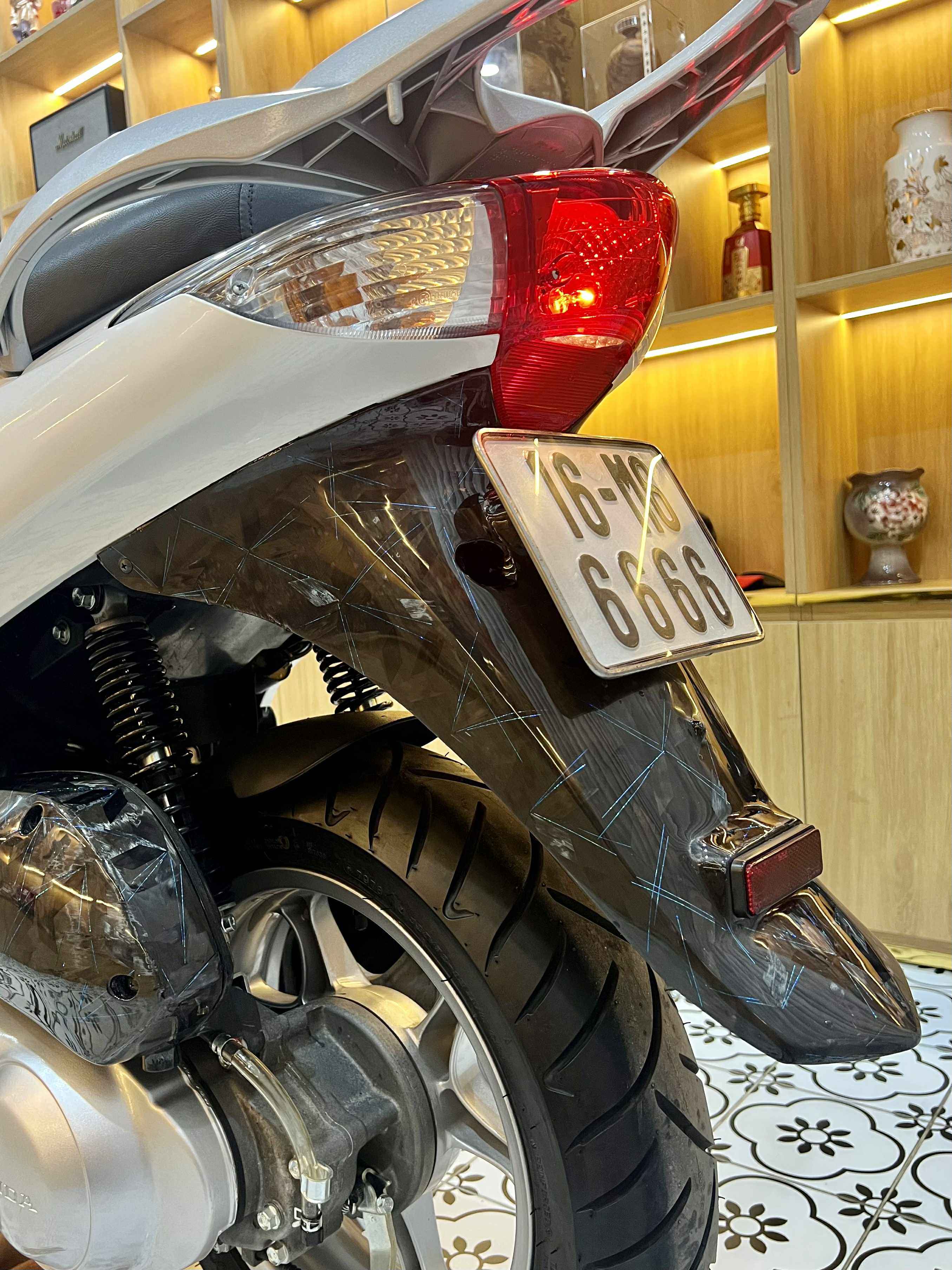 "Đặc biệt, với biển số 16M6 khi phát âm sẽ vần như 16-16 nên rất đẹp. Có người từng trả số tiền 350 triệu đồng để mua lại nhưng tôi không bán”, anh Tuấn nói.