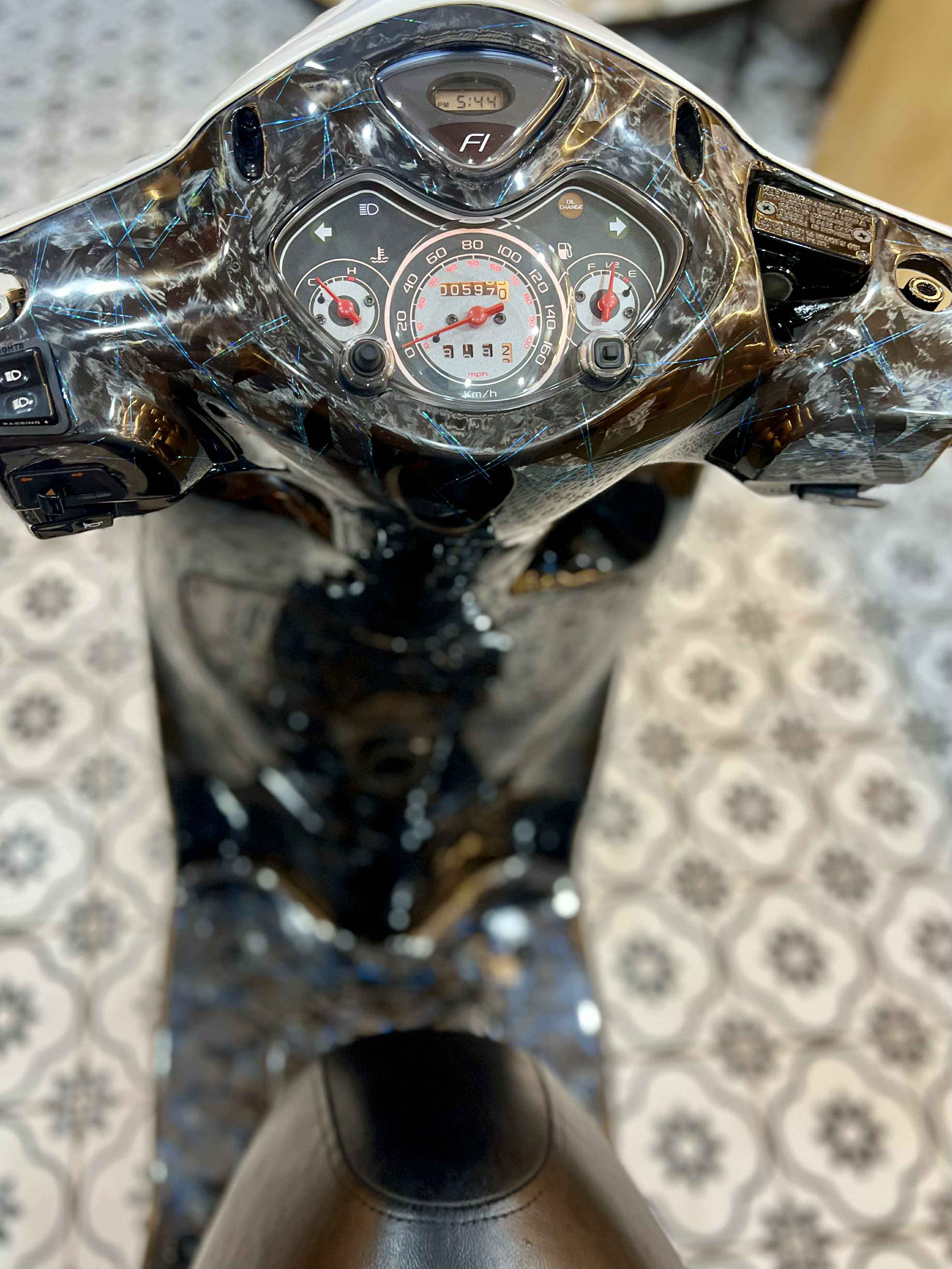 Để "biến hoá" chiếc xe cũ nát thành một chiếc xe thật đẹp như mới, anh Tuấn đã phải đặt nhiều bộ phận chính hãng từ Ý về Việt Nam để thay thế.