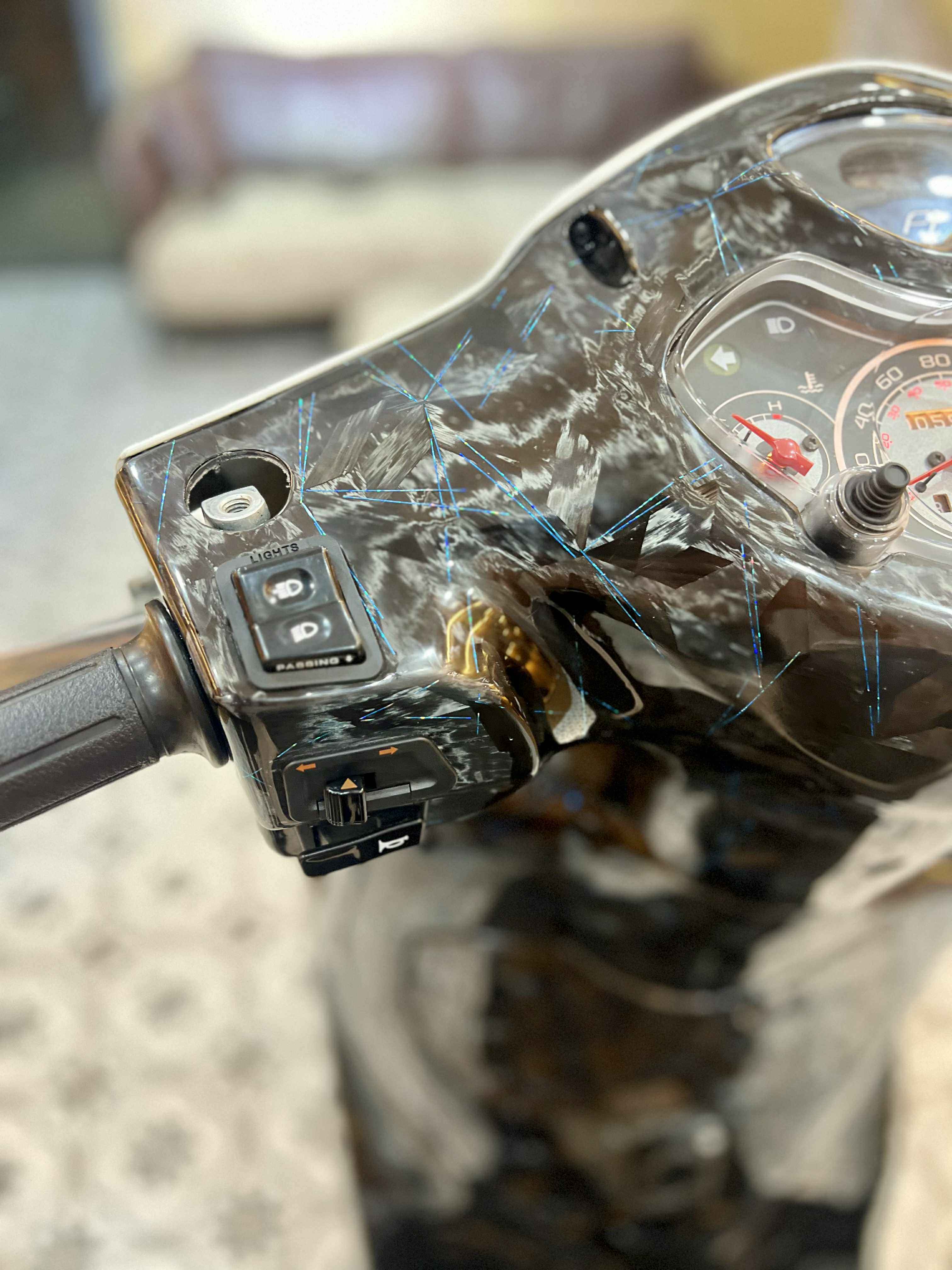 Qua bàn tay "phù thuỷ" của anh Tuấn, chiếc xe lột xác hoàn toàn và trở nên đẹp như mới.