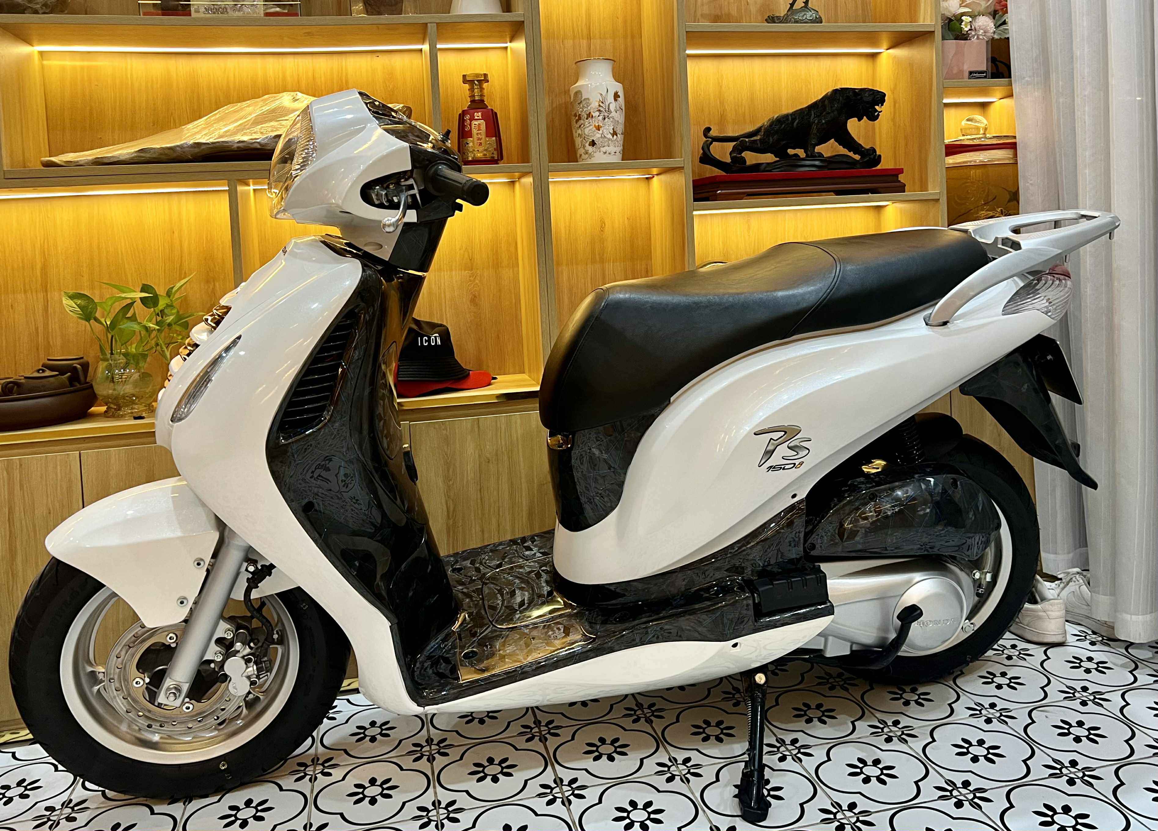 Theo anh Tuấn, để mua được một chiếc xe biển số đẹp không hề dễ dàng. Chưa kể từ ngày có chiếc xe này, anh đã may mắn mua được thêm nhiều chiếc xe có biển số đẹp khác. Vì vậy, anh chỉ để ngắm chơi chứ giá nào cũng không bán.