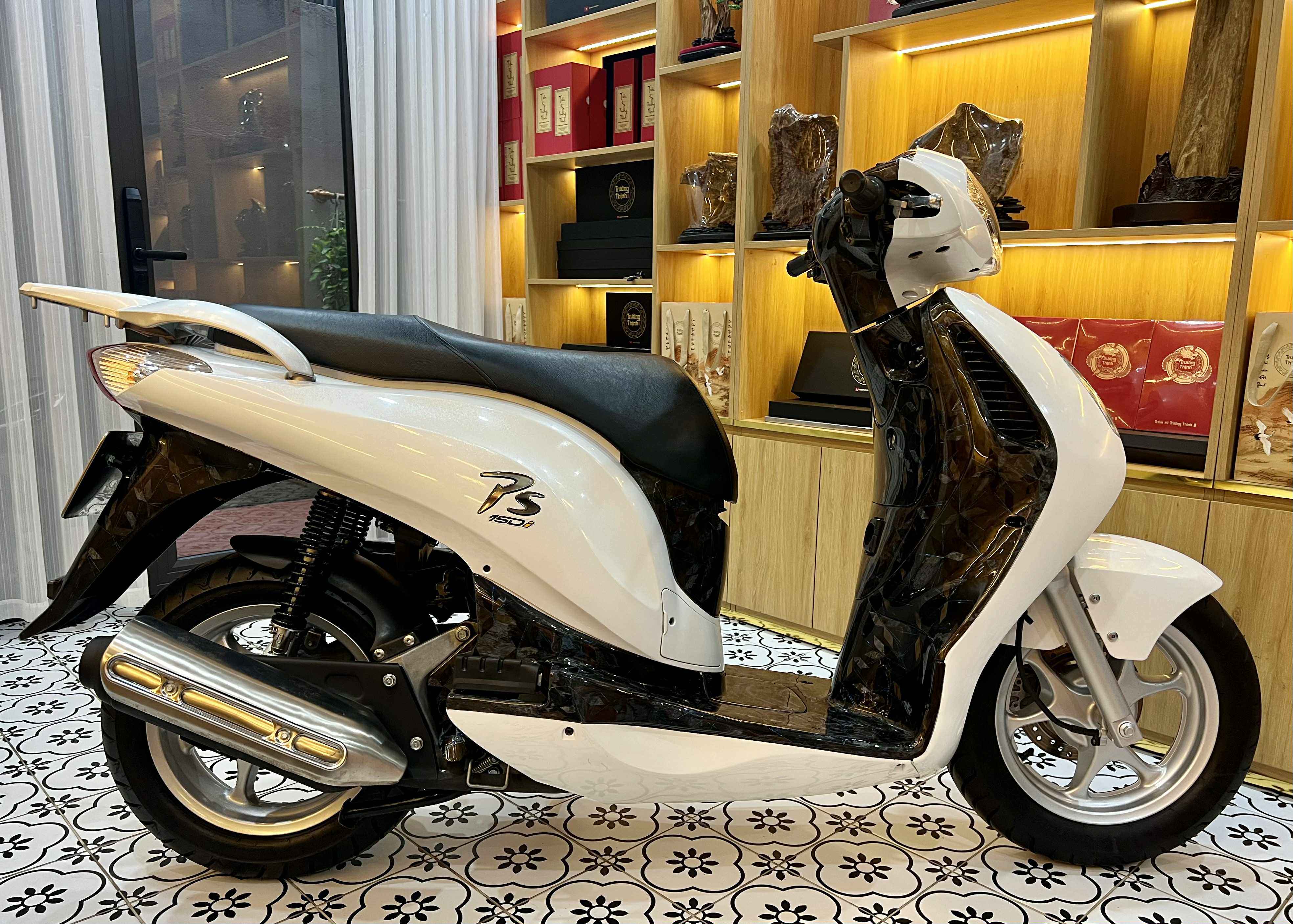 Khi có được chiếc xe có biển số mình thích rồi, anh Tuấn tiếp tục chi thêm 70 triệu đồng để đầu tư, thay thế toàn bộ carbon nhựa nhám cho thật đẹp, xứng đáng với tấm biển mà nó đang sở hữu.