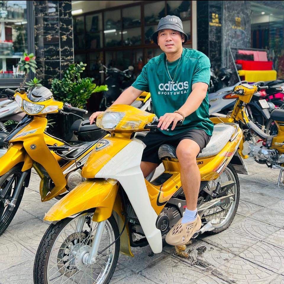 Ngoài chiếc xe Honda PS, anh Tuấn còn sở hữu nhiều xe biển đẹp là tứ quý 9, 8, 6... Đặc biệt, để có thể bảo quản tốt nhất bộ sưu tập của mình, anh Tuấn đã tậu hẳn một thùng container làm kho cất giữ và trưng bày xe. Các xe đều được tháo hết ắc quy, đậu trong container, bật điều hòa liên tục 24h.