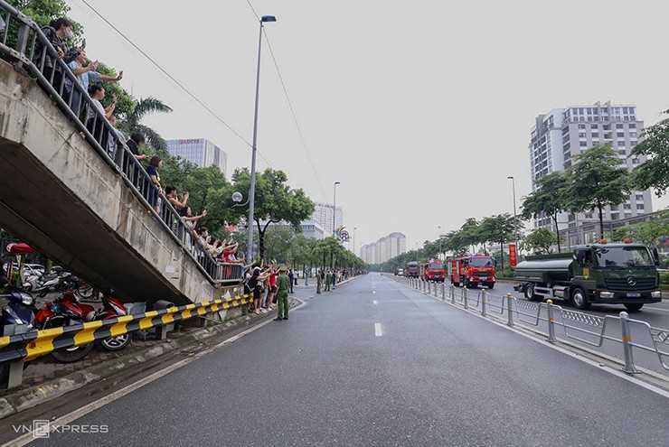 Người dân giao lưu với chiến sĩ diễu binh ở Ba Đình - 1