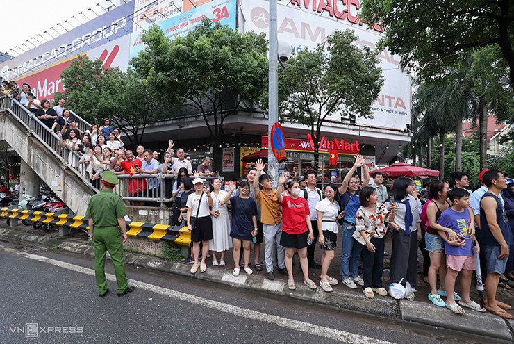 Người dân giao lưu với chiến sĩ diễu binh ở Ba Đình - 2