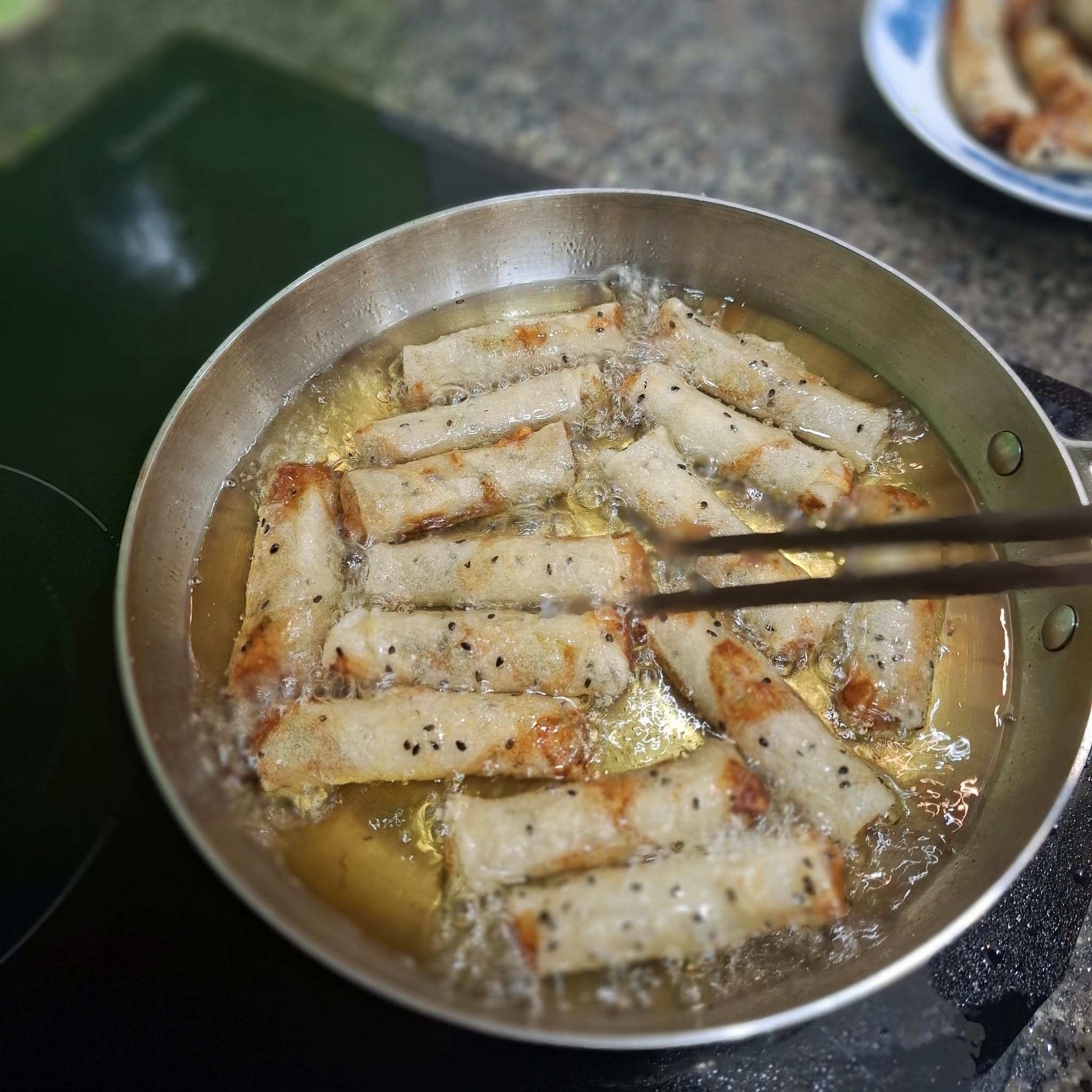 Ram bắp nhỏ, nhanh chín vàng giòn nên bạn chú ý lật đều để không bị cháy.