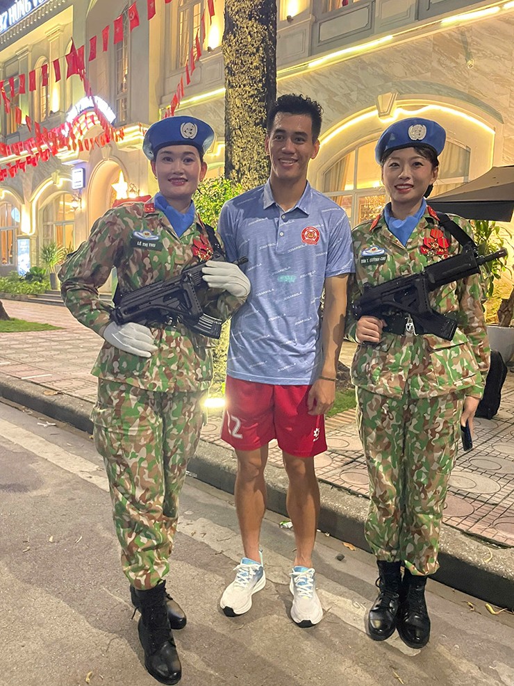 Tiến Linh và CLB Công an TP.HCM “gây sốt” khi đi tập giữa vạn người xem hợp luyện A80 - 3