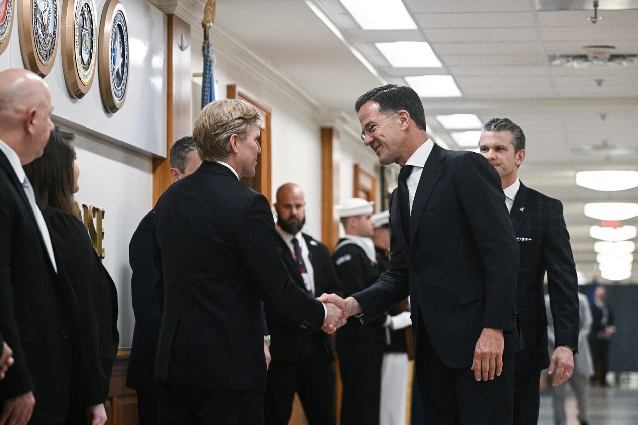 Tổng thư ký NATO Mark Rutte bắt tay Thứ trưởng Quốc phòng Mỹ Elbridge Colby vào tháng 4/2025. Ảnh: AFP.