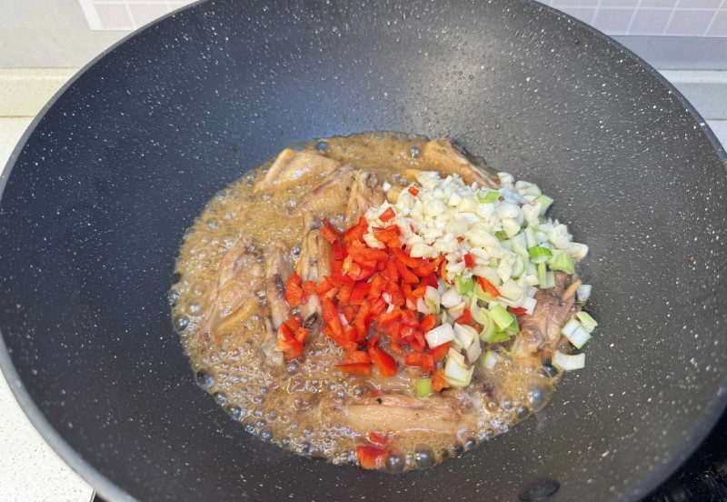 Cuối cùng mở nắp, cho ớt thái nhỏ, hành cắt khúc và tỏi băm vào, bật lửa to để sệt nước sốt. Khi nước sốt sánh lại đến độ vừa ý thì có thể tắt bếp, bày ra đĩa.