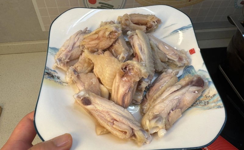 Vớt ra&nbsp;rửa sạch rồi để ráo nước.