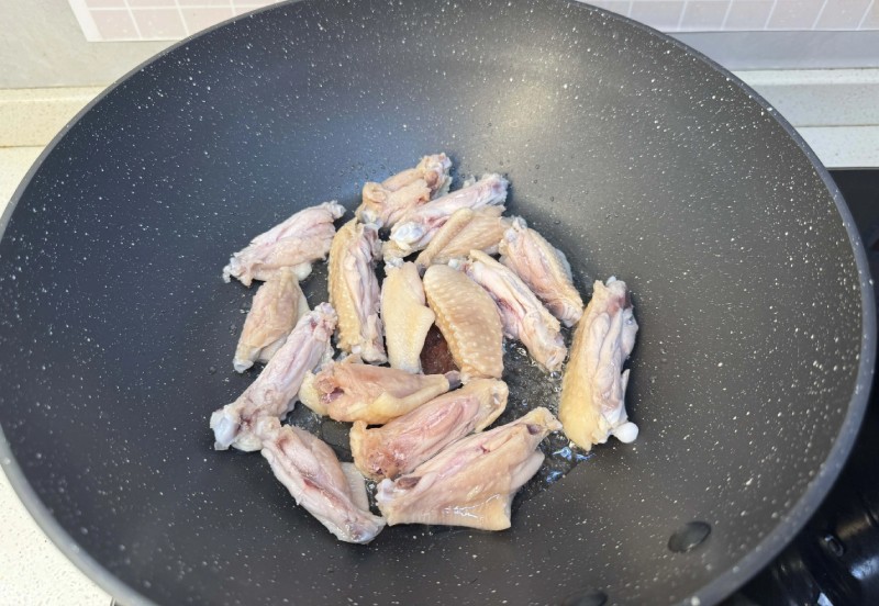 Đun nóng chảo dầu, cho cánh gà vào chiên 2 mặt.