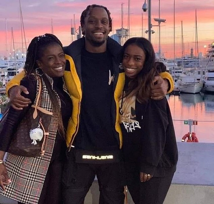 Vickery chụp ảnh cùng mẹ và anh trai trong một dịp đặc biệt