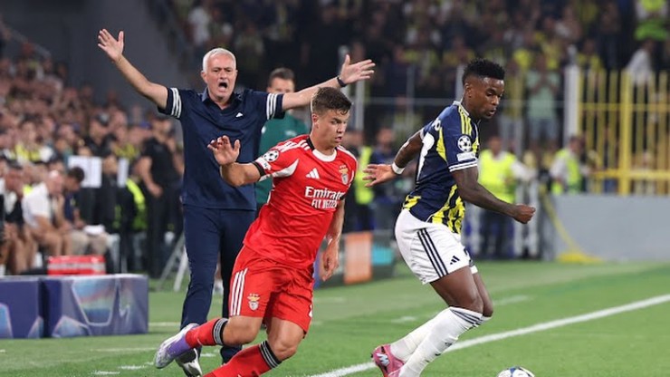 Fenerbahce bị cầm hòa dù chơi hơn người từ phút 71