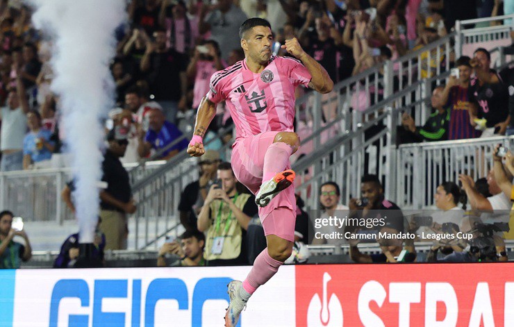 Suarez lập cú đúp đều trên chấm phạt đền