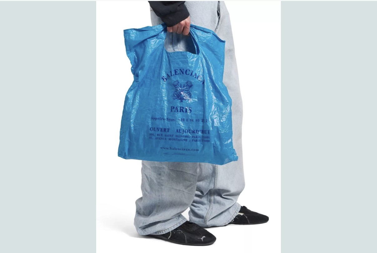 Chiếc túi Marché Packable Tote Bag của Balenciaga trông giống túi nhựa siêu thị. Ảnh: Jam Press/Balenciaga