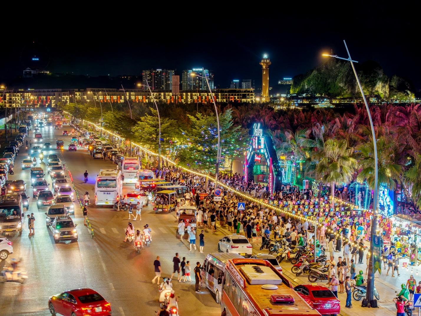 Du khách trải nghiệm nhịp sống 24/7 tại chợ đêm VUI-Fest. Ảnh: Ánh Dương