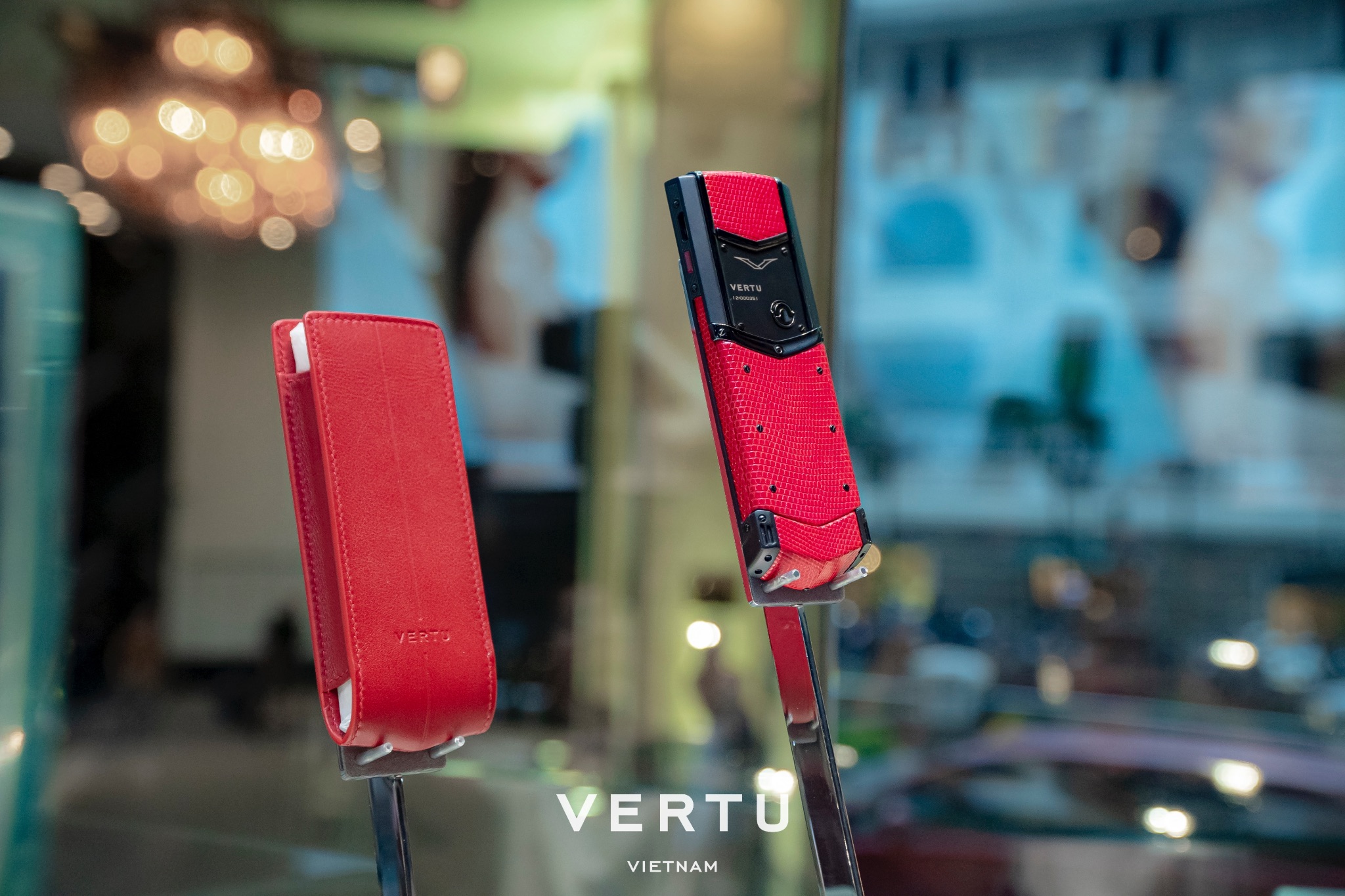 Các dòng Vertu Signature được trưng bày trong không gian đẳng cấp tại cửa hàng Vertu Việt Nam.