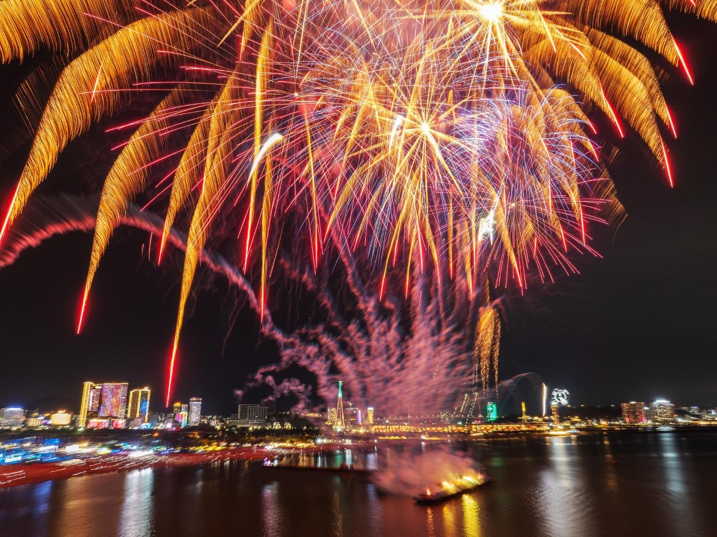 “Tỏa sáng Vịnh kỳ quan” là một trong nhiều sự kiện nhận được sự quan tâm đặc biệt từ du khách khắp mọi miền. Ảnh: Ánh Dương