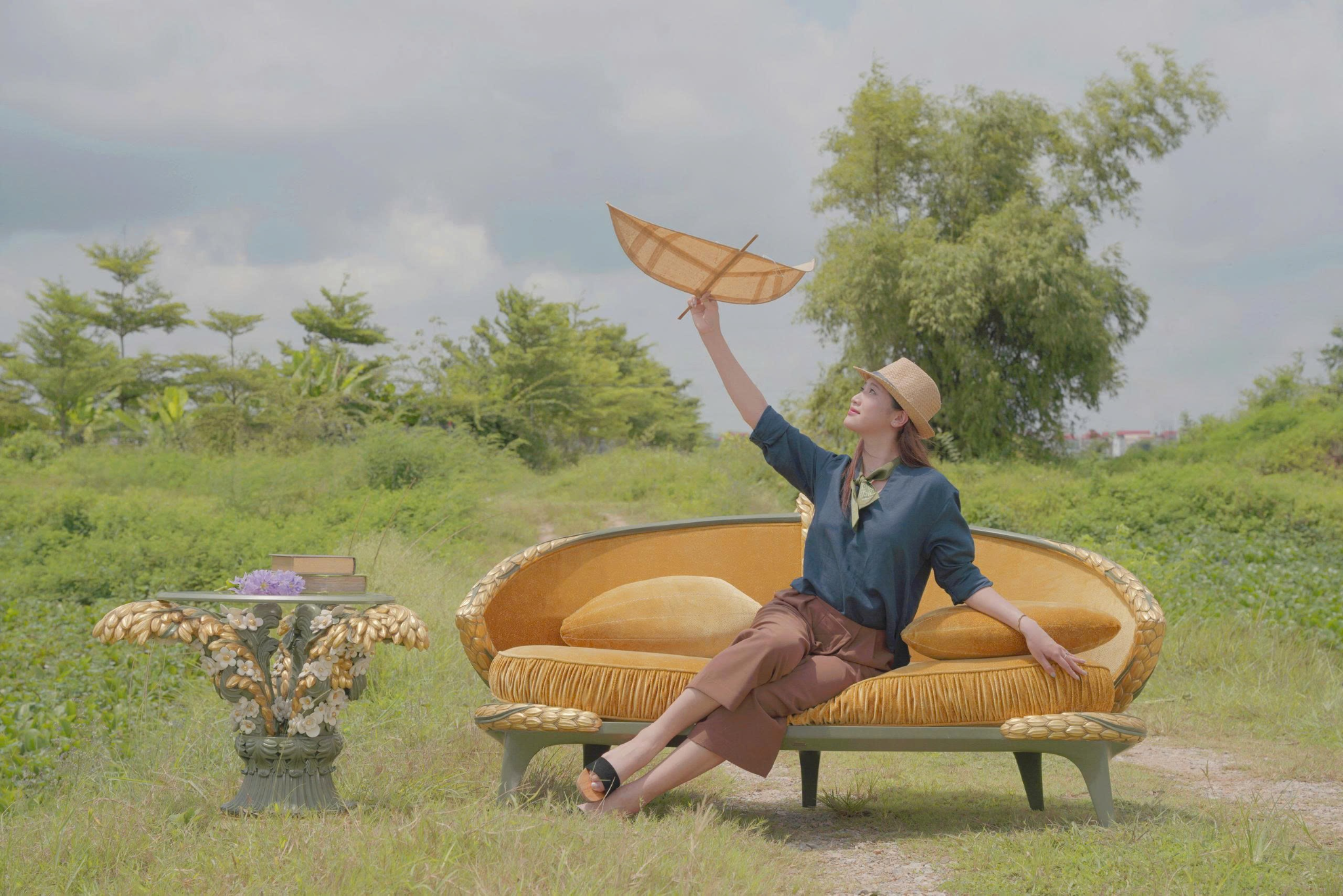 Ngồi xuống chiếc sofa ấy, ta như trở về tuổi thơ, nơi tiếng sáo diều ru lòng người, nơi bầu trời rộng mở và tâm hồn nhẹ tênh.