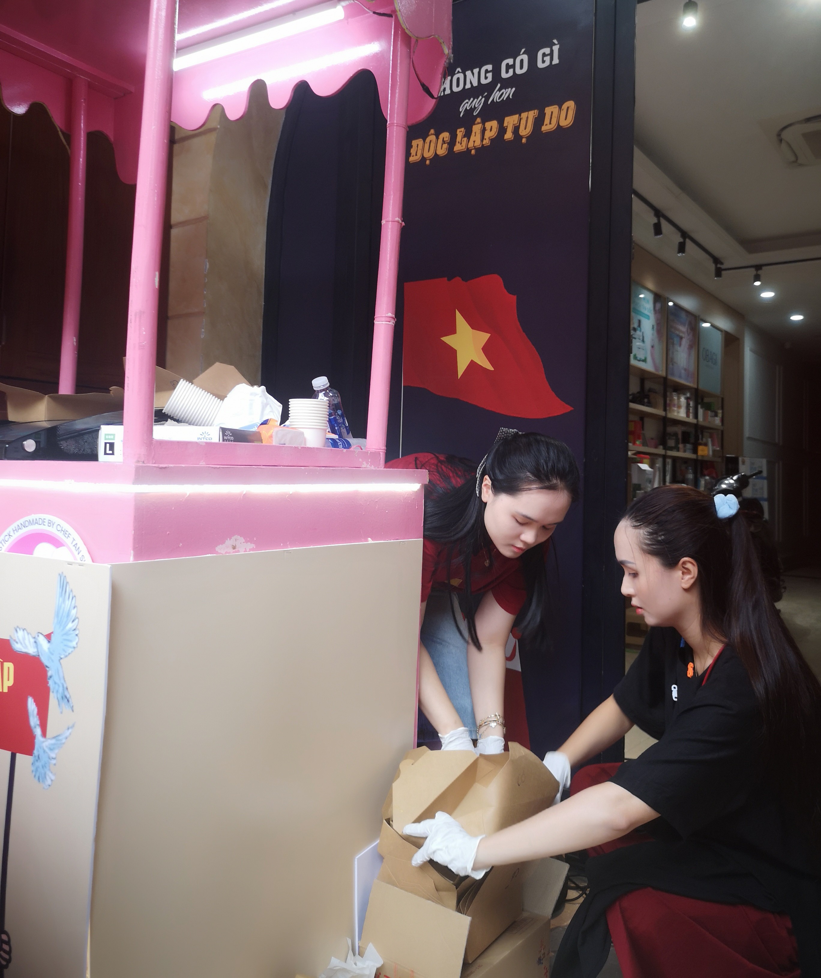 Huyền My, Quỳnh Anh tất bật soạn kem gửi cho mọi người. 