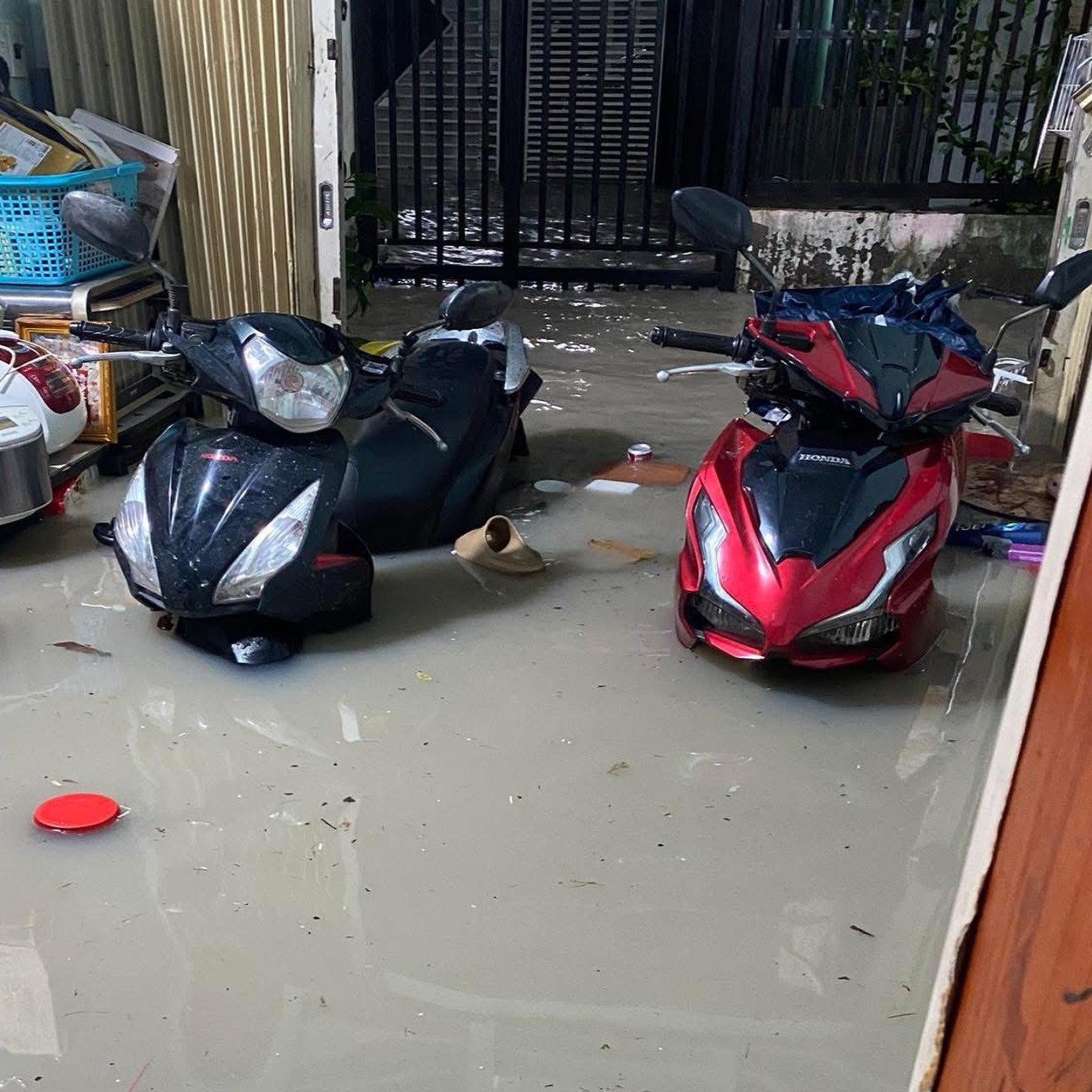 30 phút nước mưa dâng 1m, dân Đồng Nai đang ngủ thì bật dậy ôm con chạy - 2
