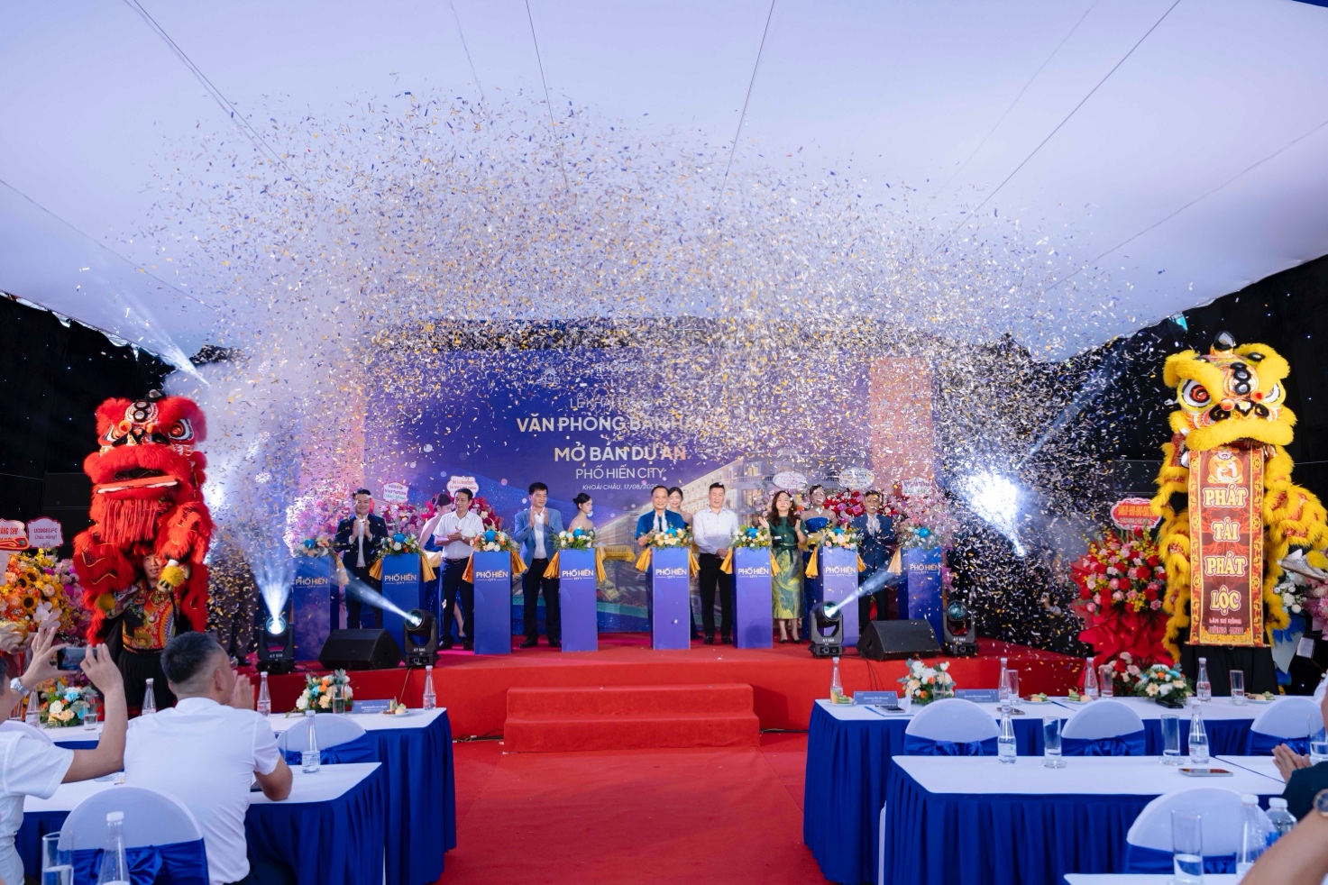 Nghi thức cắt băng khai trương văn phòng bán hàng và mở bán chính thức dự án.