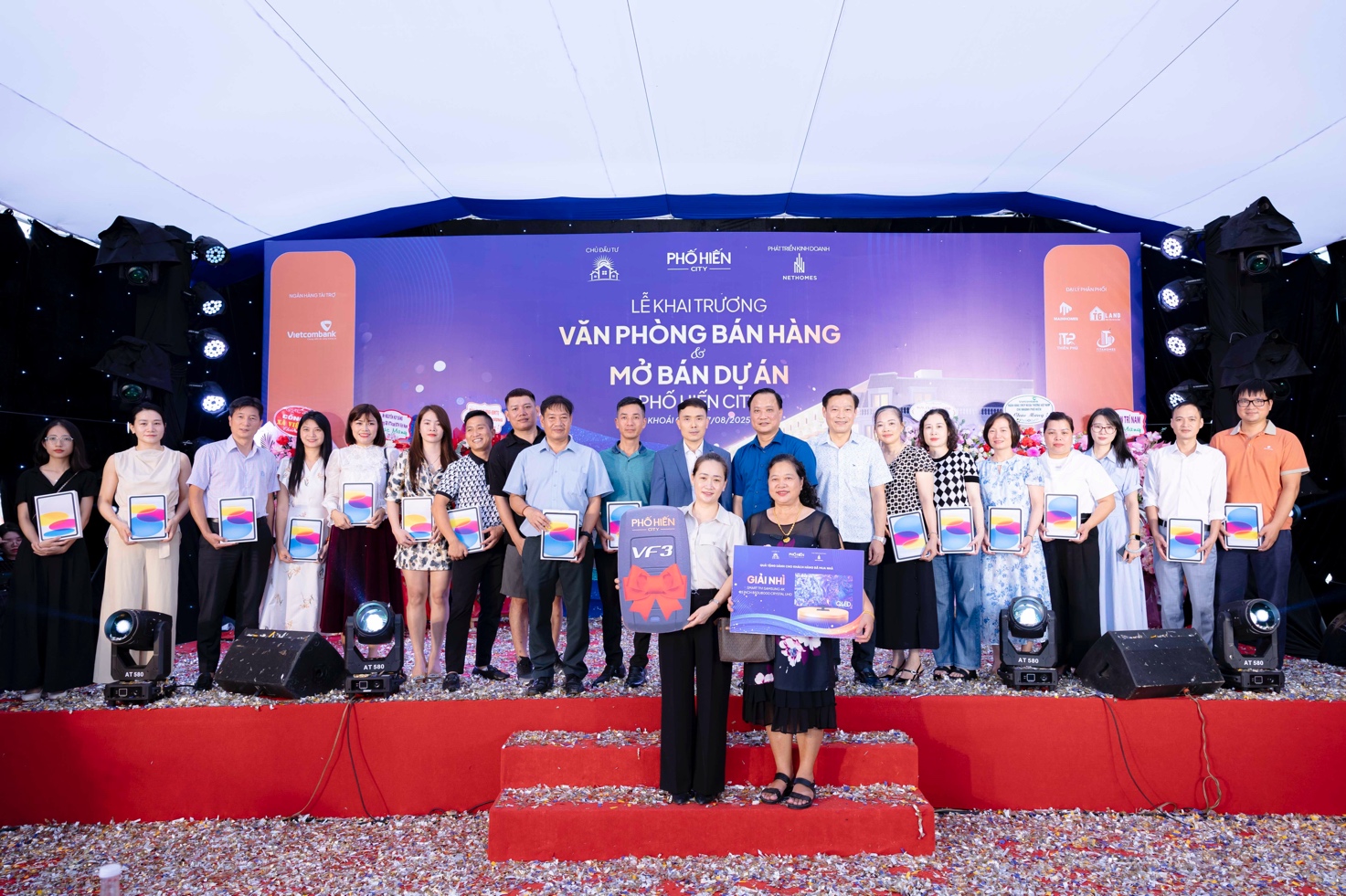 Hơn 1 tỷ đồng quà tặng đã được trao ngay tại sự kiện.