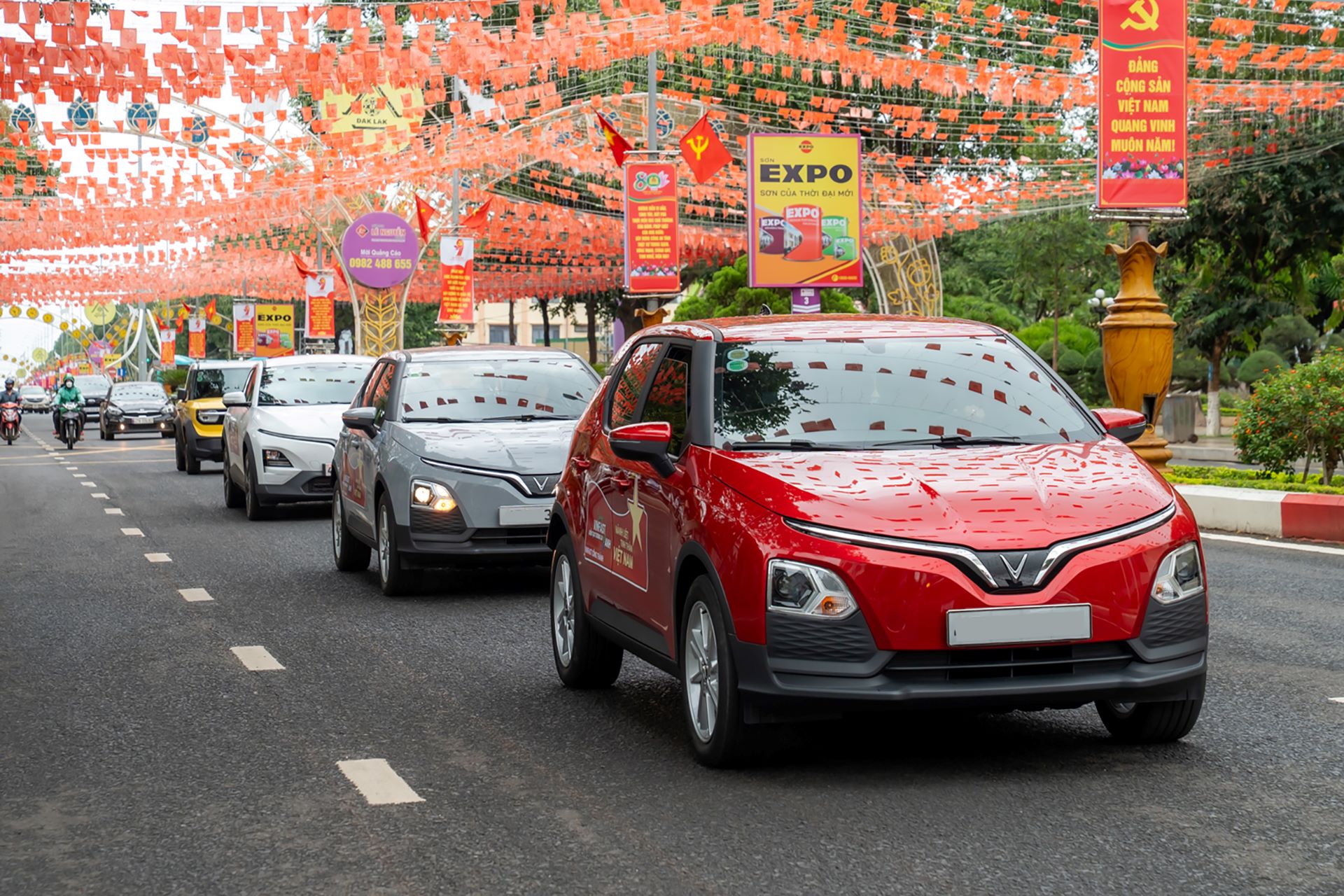 VinFast tiếp tục giữ vững vị trí số 1 thị trường ô tô trong nước, tiên phong trong chuyển đổi xanh