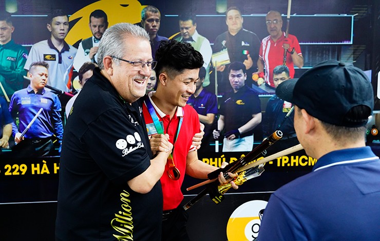 Văn Tài giành chiến thắng thuyết phục trước Bao Phương Vinh