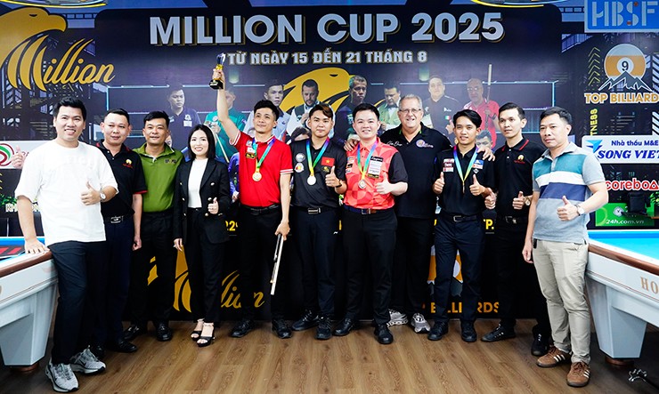 Các cơ thủ xuất sắc nhất giải chụp ảnh cùng ban tổ chức
