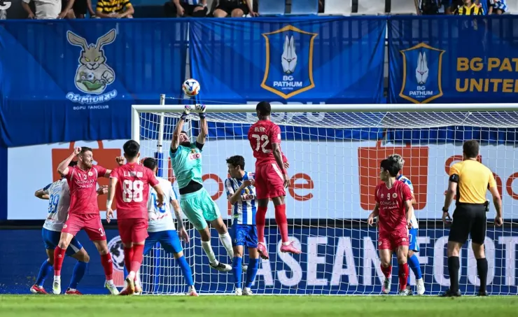 Thủ môn Bogdanovic của đội chủ nhà hóa giải nhiều pha bóng khó của CA Hà Nội. Ảnh: CCT.