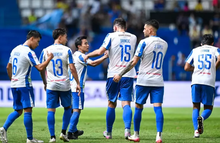 Chanathip không cao nhưng khiến người ta phải ngước nhìn. Ảnh: CCT.