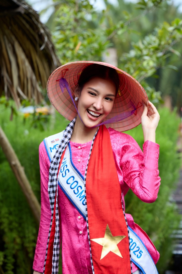 Chotinapa Kaewjariun - Miss Cosmo Thailand 2025 - nói từ lâu đã biết đến nhiều nét văn hóa của Việt Nam thông qua sách, phương tiện truyền thông, đến nay mới có cơ hội trải nghiệm. 