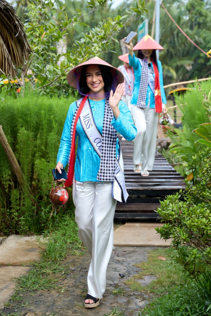 Các mỹ nhân sau đó di chuyển đến những khu sinh thái, khám phá vườn trái cây.