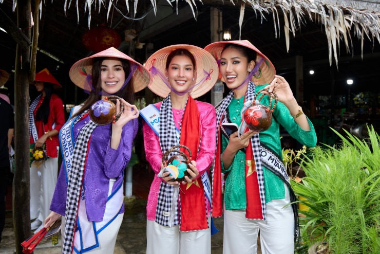 Từ trái qua gồm hoa hậu của Philippines, Thái Lan, Myanmar tạo dáng bên những chiếc túi làm thủ công từ quả dừa khô.